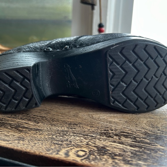 Women's Black Floral-Embossed Leather Clogs - Picture 4 of 6